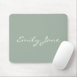 Mousepad Nome Personalizado de Script Manuscrito em Verde d<br><div class="desc">Este mouse pad personalizado apresenta seu nome em belas letras escritas à mão em um fundo verde na moda. ideia de presente de excelente.</div>