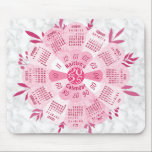 Mousepad Nome Personalizado do Calendário 2025 Boho Bonito<br><div class="desc">Acompanhe a data em 2025 com este belo painel do calendário personalizado. Esta design única forma uma flor, com os meses de calendário em círculo nas pétalas. Combina um olhar hippie-boêmico retrô com cores modernas e uma fronteira de mármore tradicional. As cores são todos tons de rosa, cinza e branco....</div>