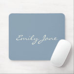 Mousepad Nome Personalizado do Script Manuscrito Azul Elega<br><div class="desc">Este mouse pad personalizado apresenta seu nome em lindas letras escritas à mão em um fundo azul empoeirado na moda. ideia de presente de excelente.</div>