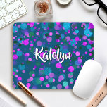 Mousepad Nome personalizado dos pontos confetti roxos roxos<br><div class="desc">Pontas de confete verdes, roxas, cor-de-rosa e azul-turquesa, brilhantes, enfeitam este chic, moderno nome personalizado mousepad. Faz uma declaração divertida e na moda cada vez que você a usa. Um presente de excelente para um amigo, assim como para você mesmo! Basta digitar o nome de sua escolha e você pode...</div>