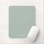 Mousepad Nome Personalizado Verde do Elegante Sage -<br><div class="desc">Atualize o seu espaço de trabalho com este elegante e na moda mousepad com um fundo verde de sábio calmo e o seu nome personalizado em tipografia moderna e limpa. Perfeito para uso doméstico e no escritório, este mousepad personalizado adiciona um toque de elegância e individualidade à sua mesa. Um...</div>