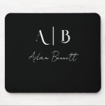 Mousepad Nome preto das Iniciais do Monograma Personalizado<br><div class="desc">Matt moderno de rato personalizado a preto com nome e iniciais. Personalize com as iniciais e o nome para criar o seu mouse personalizado.</div>