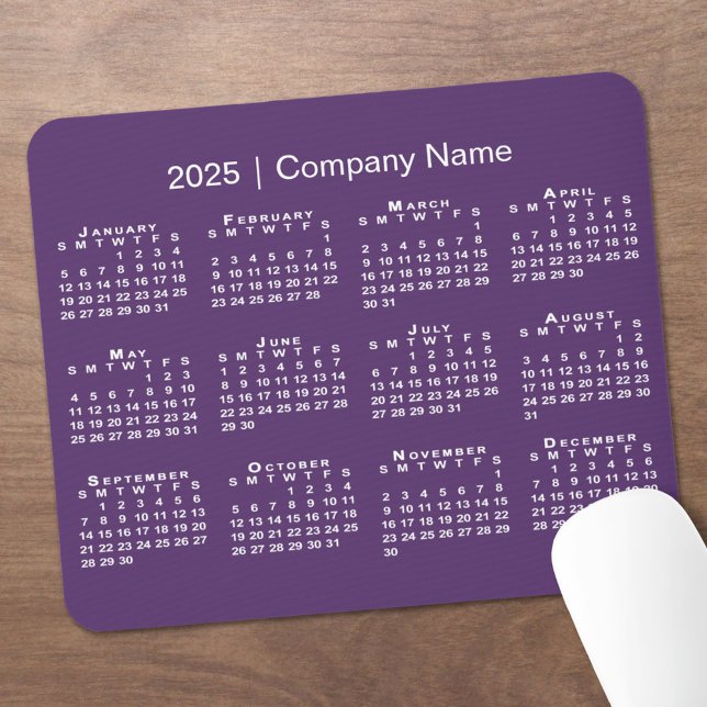 Mousepad Nome Simples da Empresa do Calendário 2025 em Roxo (Simple 2025 Calendar Company Name on Purple Mouse Pad in situ)