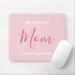 Mousepad Nós Te Amo Mãe Rosa Minimalista<br><div class="desc">Amo-Te, Mãe, Design Minimalista Rosa. Tipografia doce, feminina, simples, moderna e elegante. O texto é "Nós te amamos", "Mãe" e "Seus Nomes". Todo o texto pode facilmente ser mudado para as suas mensagens adoráveis. Ordene este bonito mouse hoje para expressar seu amor e obrigados para sua esposa, mãe, avó e...</div>