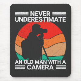 Mousepad Nunca Subestime um Homem Velho Com uma Câmera