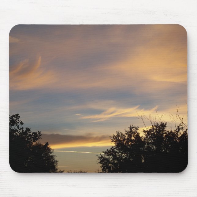 Mousepad Nuvens de tonalidade dourada ao amanhecer em um mo (Frente)