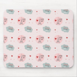 Mousepad O amor está no ar, torre de fuzil e corações.