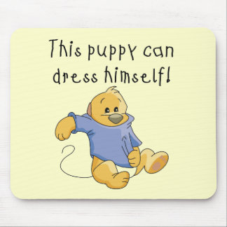 Mousepad O filhote de cachorro veste acima o camiseta e os