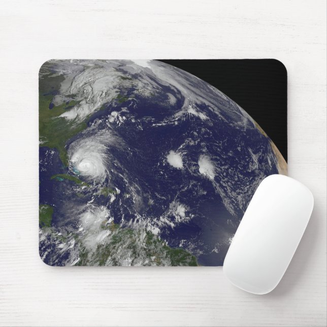 Mousepad O Furacão Irene Se Movendo Através Das Bahamas. (Com mouse)