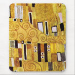 Mousepad O Padrão do Beijo por Gustav Klimt, Art Nouveau<br><div class="desc">O Beijo (detalhe do padrão) por Gustav Klimt é uma pintura simbolista da Era Vitoriana de arte fina vintage. Este detalhe é de uma pintura de amor e romance que apresenta um casal romântico em vários tons de ouro, símbolos e padrões, compartilhando um beijo contra um fundo de bronze. Sobre...</div>