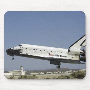 Mousepad O vaivém espacial Atlantis prepara-se aterrando