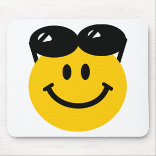 Mousepad Óculos de sol empoleirados sobre a cara principal