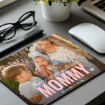 Mousepad Oferta de MAMÃE Personalizada de Manutenção de Fot<br><div class="desc">Ninguém ama uma mulher como o seu filho... e nenhum acessório ama a mãe como o nosso Mousepad de Foto Personalizado Moderno - personalizado com o seu nome e lembrando a todos o seu papel vital, 'Não há ninguém como o MAMÃE. É o guardião que devolve toda vez que ela...</div>