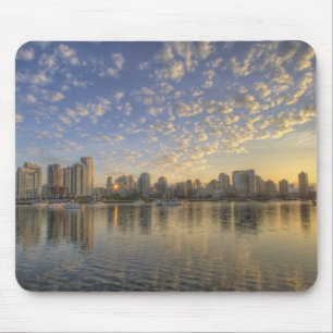 Mousepad Olhando através de False Creek para a silhueta de