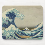Mousepad Onda de Kanagawa por Katsushika Hokusai<br><div class="desc">Este impressão de cor japonês por Katsushika Hokusai (1760-1849) é intitulado Kanagawa Oki Nami Ura (a grande onda fora da costa de Kanagawa). Foi imprimido por volta de 1826 no ANÚNCIO. Descreve um mar azul muito tormentoso, com ondas enormes (tsunami talvez), e os marinheiros japoneses estão lutando por suas vidas,...</div>