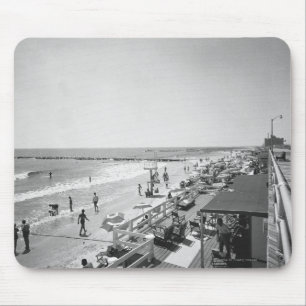 Mousepad Opinião elevado do passeio e da praia B&W