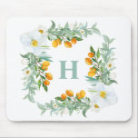 Mousepad Orquídeas brancas e monograma tropical Kumquats<br><div class="desc">Monograma floral tropical. Apresenta ilustrações de aquarela de orquídeas brancas,  kumquats e verde. Personalize adicionando seu próprio texto inicial. Este monograma floral é perfeito como presente personalizado.</div>