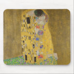 Mousepad Os amantes beijando o abraço de Gustav Klimt<br><div class="desc">A luz do sol brilha do abraço do ouro que rodeia os amantes da obra-prima de Gustav Klimt, The Kiss. A cena é um paradoxo de intimidade e isolamento. O casal está sobre um precipício, um campo de flores coloridas em seus pés, mas elas estão indiferentes ao mundo ao seu...</div>