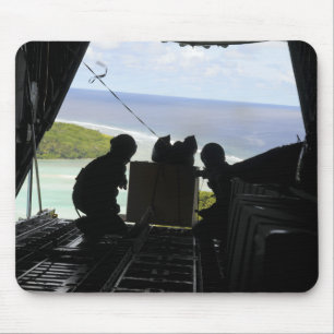 Mousepad Os aviadores eliminam uma pálete de bens doados