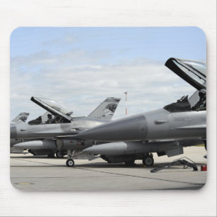 Mousepad Os Falcons F-16 de combate esperam para lançar-se