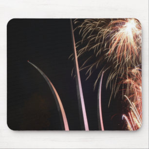 Mousepad Os fogos-de-artifício iluminam acima o memorial d