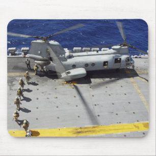 Mousepad Os fuzileiros navais embarcam um helicóptero do