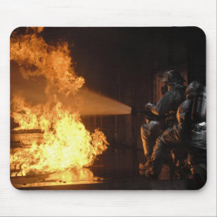 Mousepad Os sapadores-bombeiros extinguem um abeto simulado