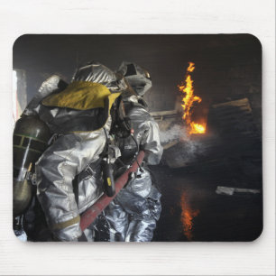 Mousepad Os sapadores-bombeiros extinguem um fogo em um ro