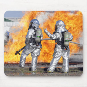 Mousepad Os sapadores-bombeiros lutam um fogo simulado