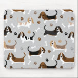 Mousepad Ossos do Cachorro do Cachorro-Basset e Pedras<br><div class="desc">Cães de Caça-Basset com casacos castanhos,  pretos,  brancos e limões com ossos de cão espalhados e pata imprime padrões divertidos para cães.</div>