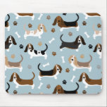 Mousepad Ossos do Cachorro do Cachorro e Patas do Mouse<br><div class="desc">Cães de Caça-Basset com casacos castanhos,  pretos,  brancos e limões com ossos de cão espalhados e pata imprime padrões divertidos para cães.</div>