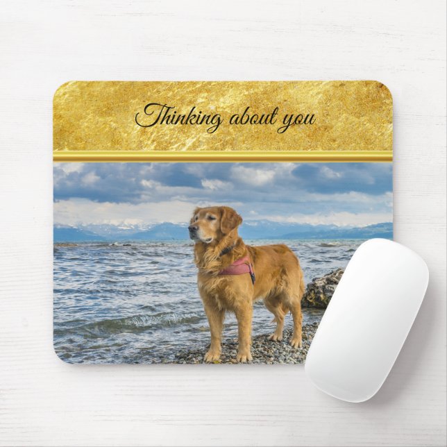 Mousepad Ouro Retriever parado no oceano azul rochoso (Com mouse)