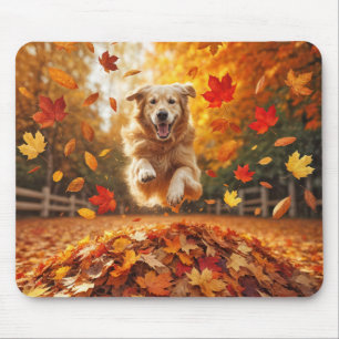 Mousepad Ouro Retriever Saltando Na Pilha De Folha De Outon