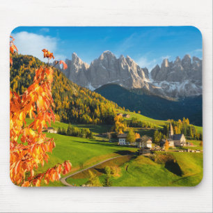 Mousepad Outono em uma paisagem das dolomites com igreja