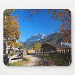 Mousepad Outono em uma vila nas dolomites em Italia