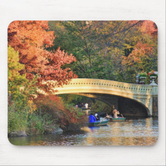Mousepad Outono no Central Park: Barqueiros pela ponte #01