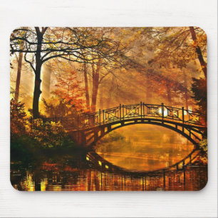 Mousepad Outono - ponte velha no parque enevoado do outono
