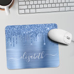 Mousepad Pad do Mouse com Monograma Azul com Glitter<br><div class="desc">Pasta de rato elegante e giro personalizada,  com pingos de brilho azul esmaecidos contra um fundo de folha metálica azul esmaecida. Monograma com seu nome em um roteiro branco de tendências na moda com baloiços.</div>