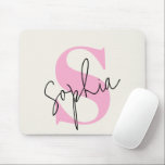 Mousepad Pad do mouse personalizado elegante<br><div class="desc">"Adicione um toque de sofisticação ao seu espaço de trabalho com esta elegante plataforma de mouse monograma. Com um design elegante e iniciais personalizadas,  é perfeito para uso doméstico ou no escritório. Feito com uma superfície lisa para movimento sem esforço do mouse e um suporte sem deslizamento para estabilidade."</div>