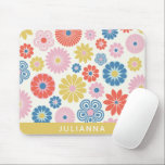 Mousepad Padrão de Flor Folk do Scandi Boho Personalizado<br><div class="desc">Estilo folclórico Escandinavo padrão de flores em vermelho,  azul,  amarelo e rosa,  personalizado com seu nome.</div>