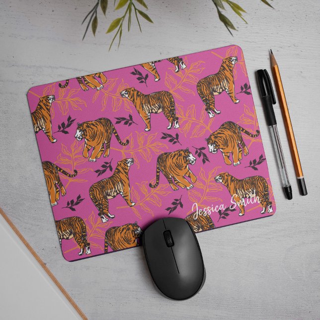 Mousepad Padrão de Tigre Quirky em rosa brilhante (You'll just go totally wild for this “roarsome” tiger pattern on pink, mouse pad.)