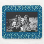 Mousepad Padrão Floral de Batik Azul de Foto na moda Person<br><div class="desc">Personalize o seu espaço de trabalho com este Pad de Mouse Padrão de Desenho Floral de Foto Azul-Batik Personalizado de Na moda. Apresentando um intricado design floral inspirado no batik em tons azuis suaves, este mouse pad combina a arte tradicional com o toque moderno de sua própria foto. O padrão...</div>