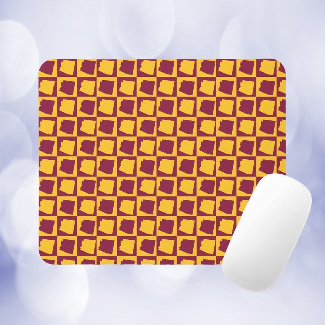 Mousepad Padrão Xadrez Marrom e Dourado do Arizona (A mousepad with a maroon and gold pattern featuring the US state of Arizona.)