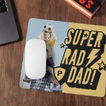 Mousepad Pai Super Rad Super Herói Monograma e Foto<br><div class="desc">Um mouse super divertido para um pai super radical! Design apresenta um grande design fotográfico para apresentar a sua própria fotografia especial. A design apresenta um divertido design de quadrinhos super-heróis no estilo dos quadrinhos, "Super Rad Pai!", com raio, estrelas e um escudo com um monograma personalizado. Perfeito para Dia...</div>