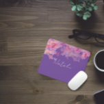 Mousepad Pão de rato com nome de lavanda de coral floral de<br><div class="desc">Design clássico e fofo. Flor chic em fundo de lavanda. Mouse Pad no estilo elegante.</div>