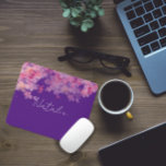 Mousepad Pão de rato com nome púrpura de coral floral de aq<br><div class="desc">Design clássico e fofo. Flor chic em fundo roxo. Mouse Pad no estilo elegante.</div>