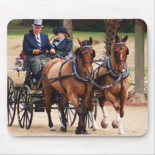Mousepad pares de cavalos que puxam a carruagem