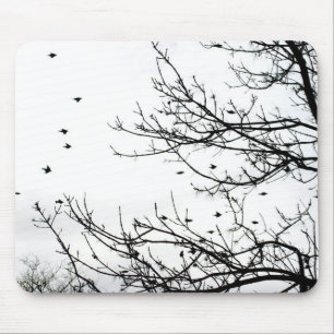 Mousepad Pássaros preto e branco que voam fora das árvore