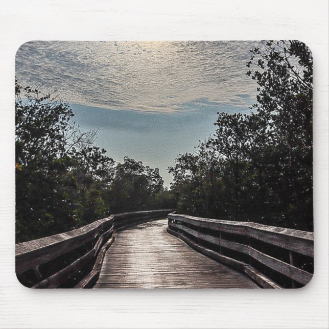 Mousepad passeio de madeira com nuvens brilhando acima (Frente)