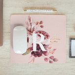 Mousepad Pastel moderno, cor-de-rosa e vermelhos, com<br><div class="desc">O moderno Pastel Pink & Red Floral com design inicial é uma combinação assombrosa visualmente e sofisticada de matizes cor-de-rosa macio e tons vermelhos vibrantes. No centro da design é um começo personalizável, acrescentando um toque pessoal à estética geral. O inicial é ousado e proeminente, destacando-se contra o fundo floral....</div>